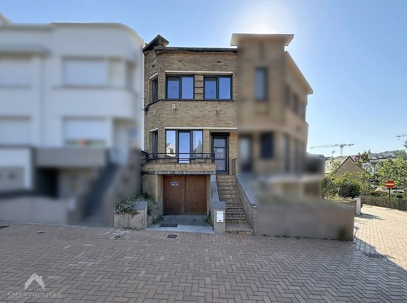 Uitstekend gelegen en gerenoveerde bel-etagewoning op slechts 250 meter van winkels, openbaar vervoer, een speelplein, de zeedijk en het strand. Op he