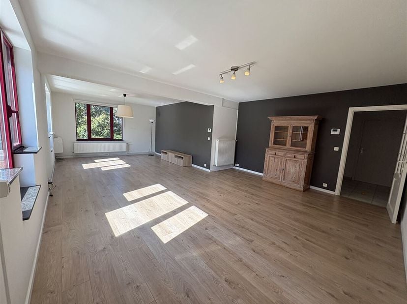 Magnifique appartement situé au 1er étage dune petite résidence de 3 logements sans ascenseur au centre-ville de Péruwelz.<br />
Ce logement offrant u
