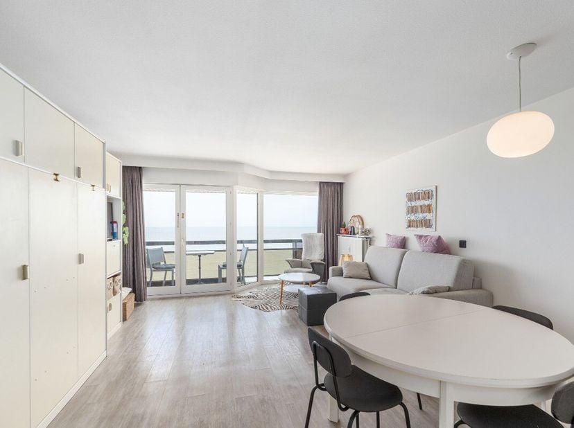 [[ DIT PAND NEEMT DEEL AAN DE ERA OPEN HUIZEN DAG OP 13/6 VAN 14:30 TOT 15:30 ]] Blankenberge: Instapklare studio met zeezicht en terras te koop! Op d
