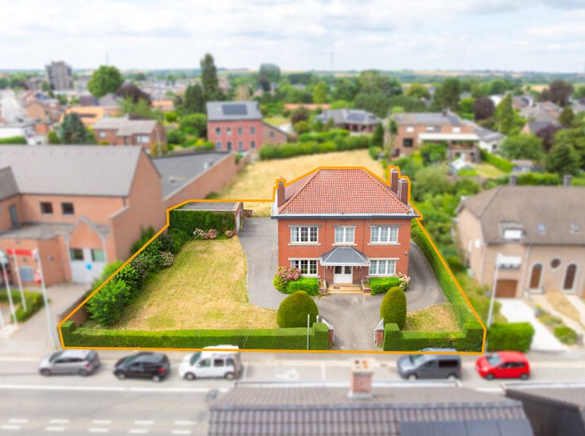 Agréable et spacieuse villa à moderniser (+/- 213 m² daprès PEB) 4 chambres, jardin et garage située au centre d'Oupeye, à proximité de toutes les com