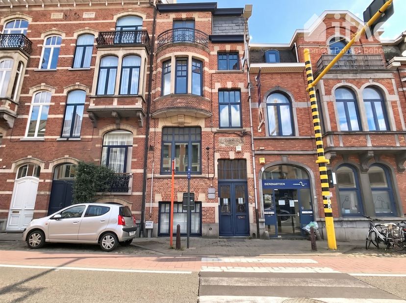 Appartement d'une chambre situé dans une magnifique maison de maître, à proximité de Sportoase et de la KUL !<br />
<br />
Au 2e étage : entrée (+/-