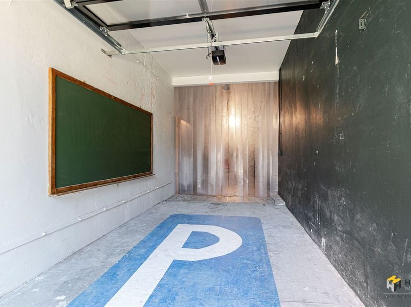 Garage spacieux avec débarras (90 m²) à Anvers (2060)<br />
Situé dans la Lange Van Bloerstraat, ce garage exceptionnellement spacieux offre une supe