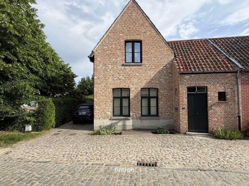 Charmante recente woning in authentieke Oud-Vlaamse stijl, rustig gelegen in het pittoreske Zevergem, in een doodlopende straat (enkel toegankelijk vo