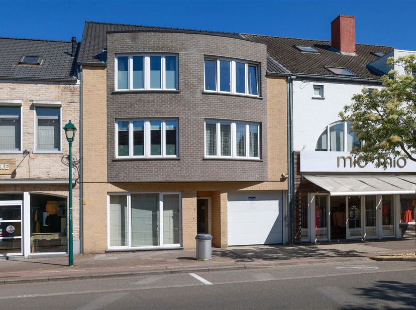 Instapklaar appartement met terras en autostaanplaats in centrum Leopoldsburg<br />
<br />
Omgeving:<br />
+ Aangename woonomgeving in het centrum