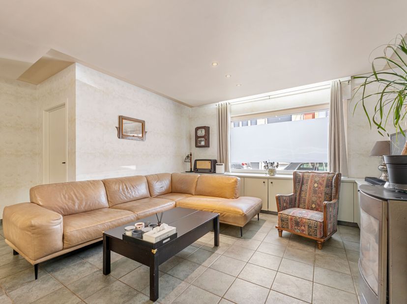 Instapklare woning met garage in centrum Wevelgem zoekt nieuwe eigenaars!<br />
Je betreedt de woning via de inkomhal en komt vervolgens in de aangena