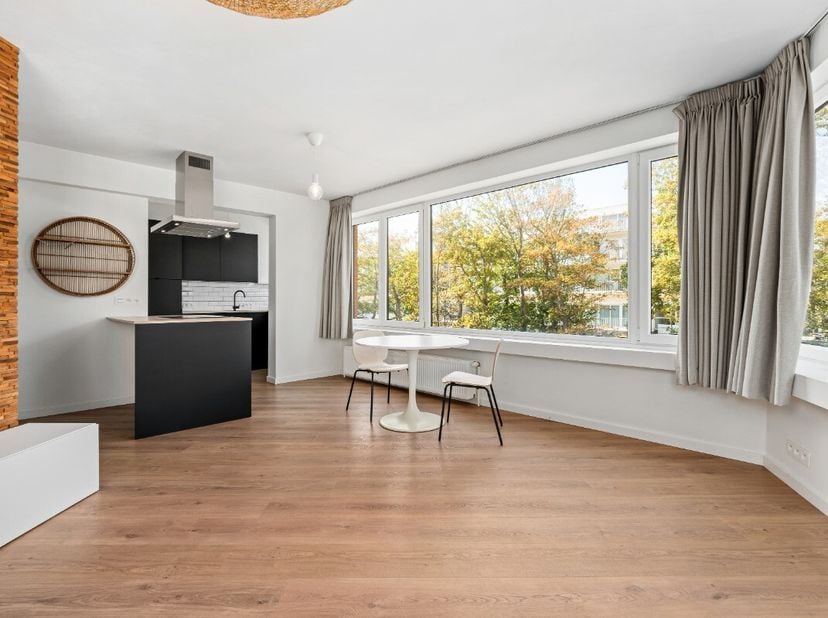 Lichtrijk gerenoveerd hoekappartement in een residentiële buurt van Oostende. Dit gerenoveerde appartement combineert een aangename woonbeleving met e