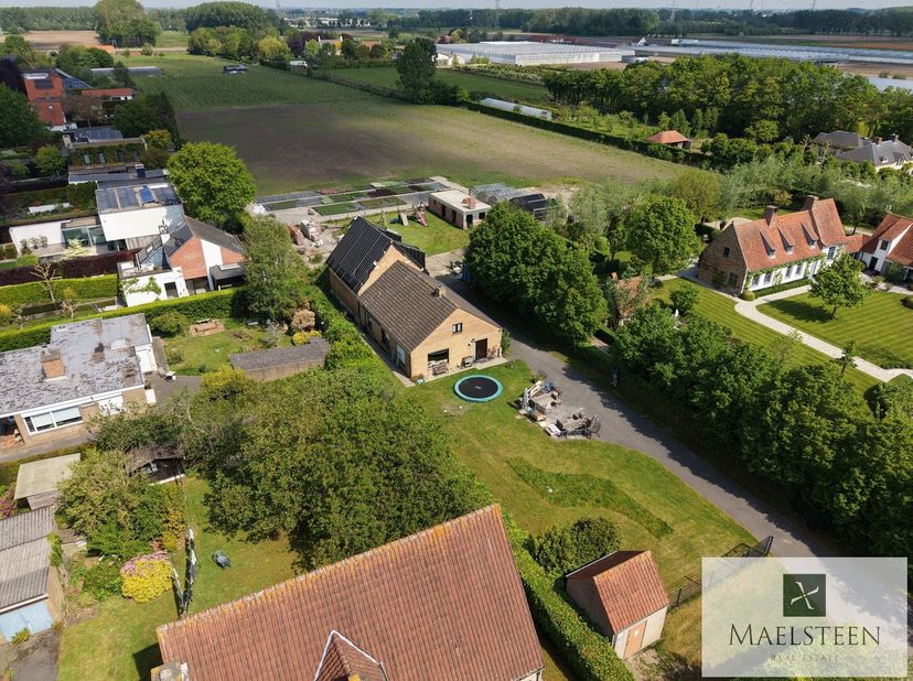 Op een mooie ligging in Sint-Andries bij Brugge bevindt zich dit uitzonderlijk perceel van 2.168 m². Het terrein geniet van een gunstige oriëntatie en