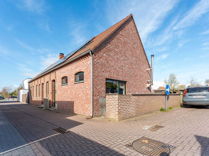 Ontdek deze ruime woning in Kluisbergen, ideaal gelegen nabij het centrum, scholen en winkels.<br />
Deze op te frissen woning biedt enorm veel potent