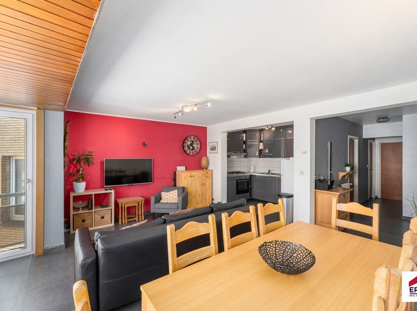 Te koop: gerenoveerd appartement in het centrum van Koksijde, op de Koninklijke Baan, nabij alle voorzieningen en met vrij zicht.Dit appartement, rece