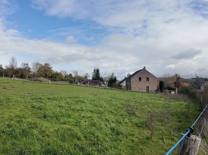 La parcelle de terrain présentée bénéficie d’un emplacement privilégié, puisqu’elle se situe à seulement quelques pas du centre de Barvaux-sur-Ourthe.