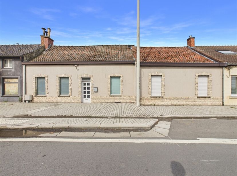 Découvrez cette maison de plain-pied à rénover située à Pecq, offrant un beau potentiel daménagement. Dès lentrée, vous serez accueilli par un lumineu
