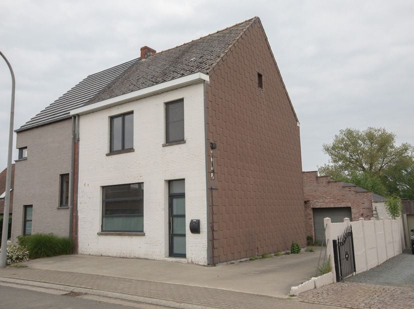 HALFOPEN BEBOUWING MET LOODS -<br />
Een landelijk gelegen halfopen bebouwing met loods/atelier, omvattende: kelder, inkom, bureel, toilet, zithoek, e