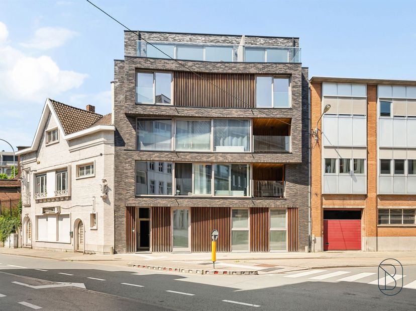 Kwalitatief recent appartementsgebouw met 5 vergunde appartementen – uitstekende investeringsopportuniteit!<br />
<br />
Dit appartementsgebouw is c