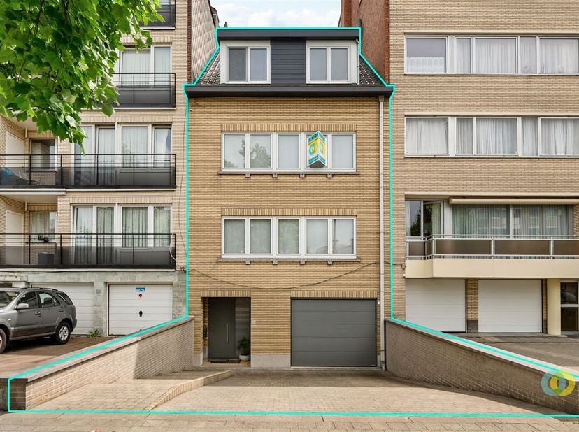Situé à Neder-over-Heembeek, vous trouverez cette propriété à rendement polyvalent, actuellement divisée en trois appartements, dont deux sont autoris