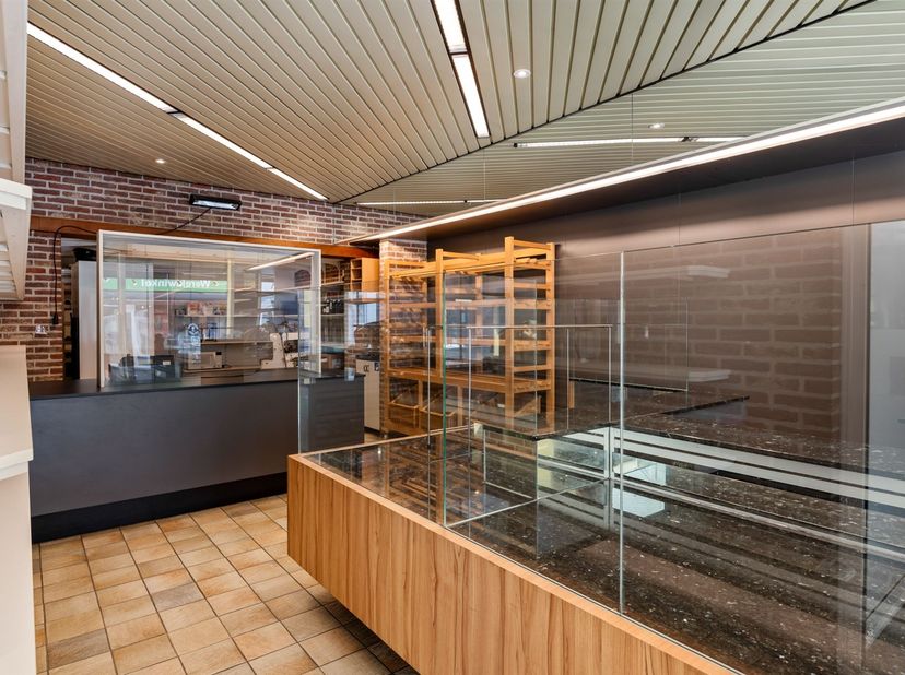 Eengezinswoning met winkelruimte <br />
<br />
Locatie: <br />
Deze woning is gelegen in een aanloopstraat, net buiten het kernwinkelgebied van Tur