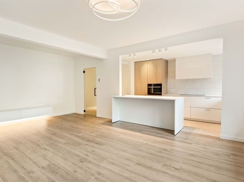 Gelegen in de Rederijkersstraat te Hasselt geniet deze eigendom van een bijzonder centrale ligging op wandelafstand van het stadscentrum. Winkels, sch
