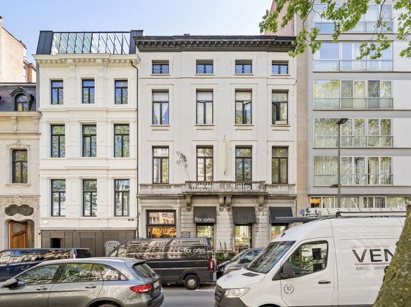 Cet immeuble de rapport polyvalent, d’une superficie totale de pas moins de 867 m², offre de nombreuses possibilités aux investisseurs et entrepreneur