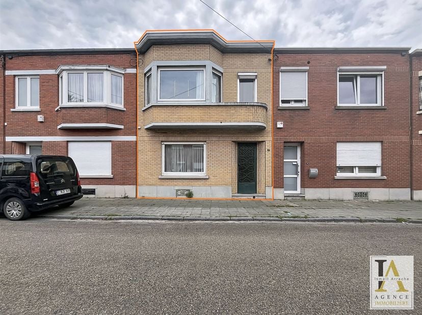 Dit huis met een woonoppervlakte van 116 m² is ideaal gelegen in een aangename wijk van Grivegnée, vlak bij een park en alle voorzieningen, en biedt n