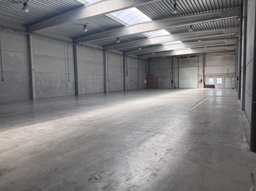 Uitstekend gelegen magazijn te koop in Temse. Het bedrijfsgebouw bevindt zich op een toplocatie, vlak aan de N16 en op amper 5 minuten van de E17 (op-