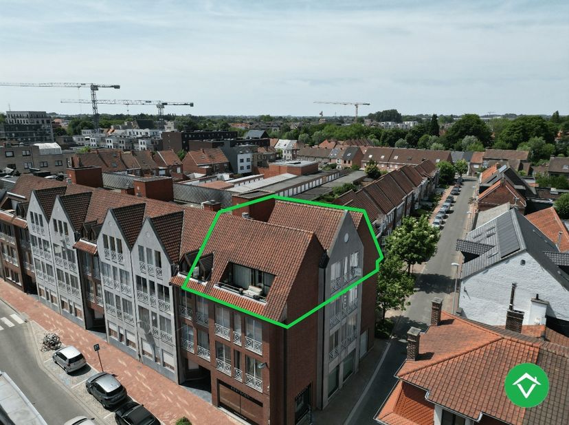 Strategisch gelegen dakappartement in centrum Roeselare. Alles is gelegen in de korte nabijheid van het appartement: scholen, het Geitepark, de winkel