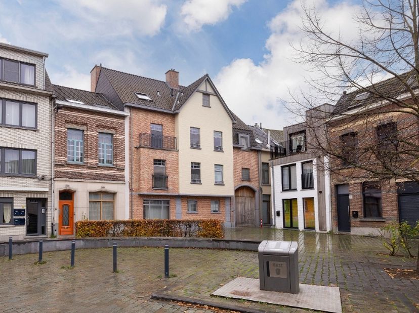 Dit appartement is gelegen op wandelafstand van het centrum, wat zorgt voor een uitstekende bereikbaarheid. Daarnaast bevindt het appartement zich nab