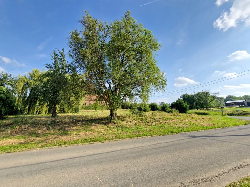 Avec ses 40 mètres de façade, ce très beau terrain de 17 ares offre un accès facile et un cadre champêtre à votre future construction. Point de départ