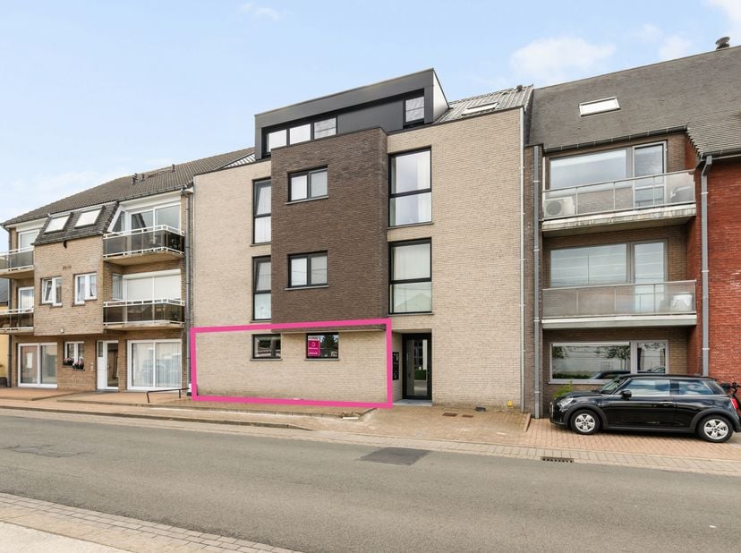 Dit gelijkvloers appartement is gelegen vlakbij het centrum van Kortemark.<br />
De indeling is als volgt: inkomhal met gastentoilet, lichtrijke woonk