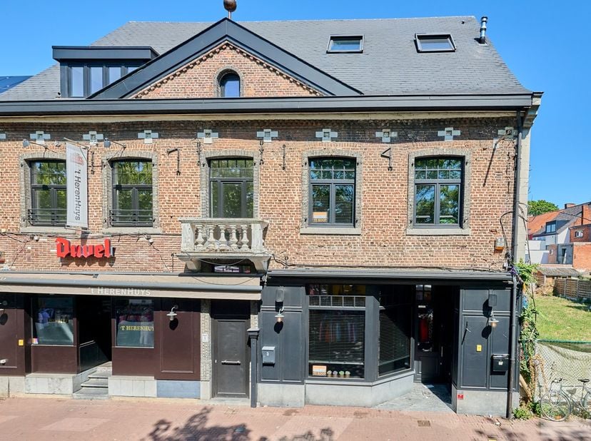 In het bruisende centrum van Mol, aan het gezellige Rondplein, bevindt zich dit bijzonder sfeervolle gelijkvloerse handelspand.<br />
<br />
Dankzij d