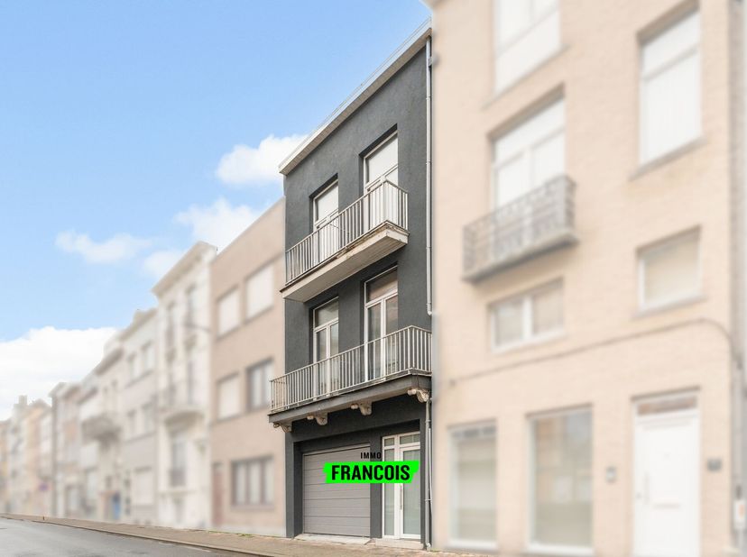 Droom je van een ruime woning vlakbij zee, winkels en openbaar vervoer? Deze woning van maar liefst 259 m² biedt alles wat je nodig zoekt: comfort, li