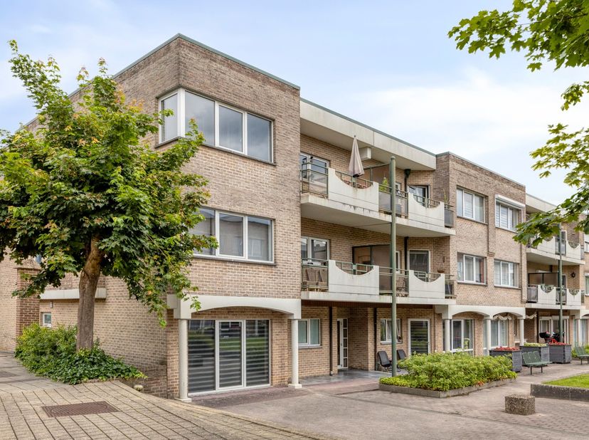 Bent u op zoek naar een interessante investering of een ruim appartement op een toplocatie? Dan is dit appartement in het hart van Zutendaal zeker een