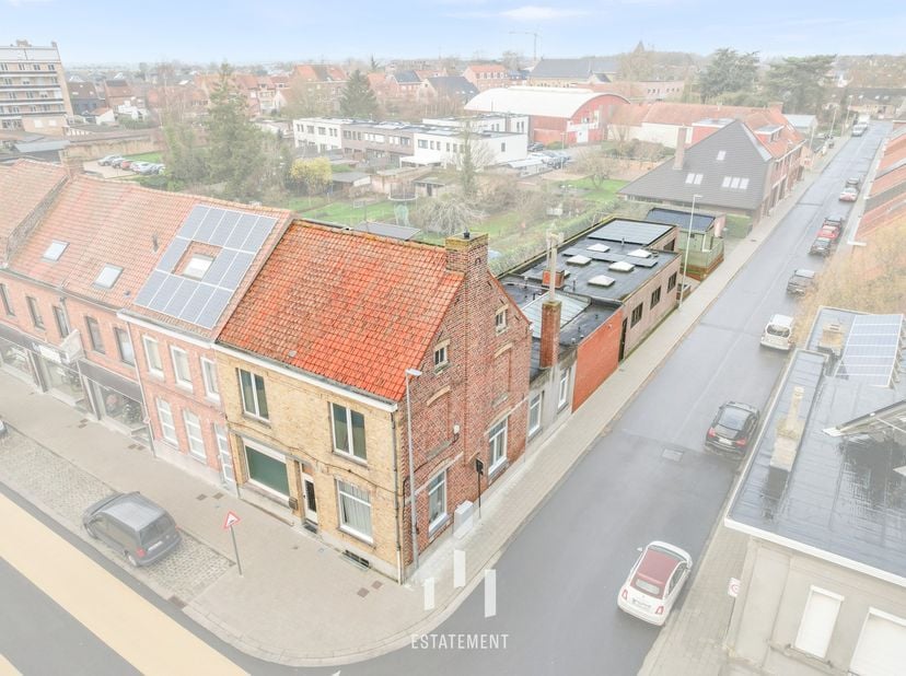 Met plezier stellen wij u deze ruime halfopen woning voor, gelegen vlakbij het centrum van Ieper.<br />
Deze eigendom, met een bewoonbare oppervlakte