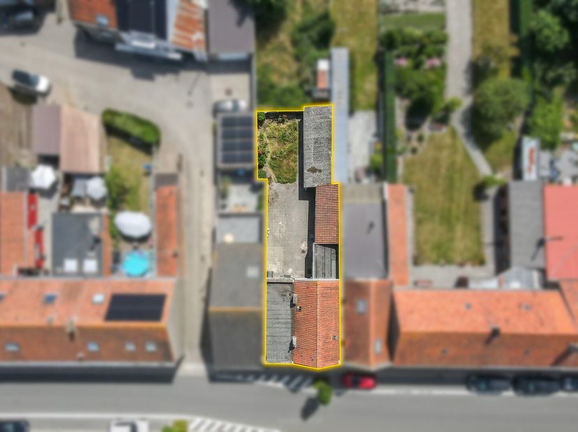 Deze ruime rijwoning ligt in het centrum van Eernegem en dateert uit 1933. Met een bewoonbare oppervlakte van 106 m² en een perceel van 296 m² biedt d