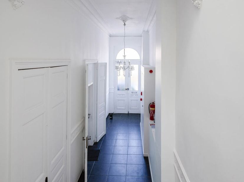 EMPLACEMENT<br />
L'appartement fait partie d'une maison bourgeoise de caractère datant d'environ 1890, qui a été rénovée avec goût en 2019 et divisée