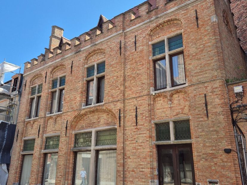 Brugge: goede, centraal gelegen beleggingseigendom nabij de Spiegelrei. Beschikt over: 1 flat op het gelijkvloers met woonkamer met open keuken, slaap