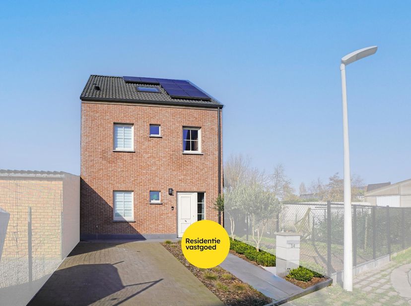 Recente gezinswoning (2019) met 5 slaapkamers en zonnige tuin – Nieuwpoort Stad op 356 m².<br />
Instapklare rijwoning met 171 m² bewoonbare oppervlak