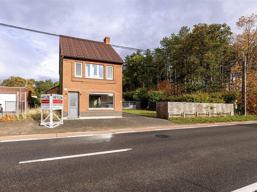 Vrijstaande woning met grote tuin in Herselt<br />
Bij het betreden van de woning word je verwelkomd via een aparte inkomhal die toegang biedt tot de