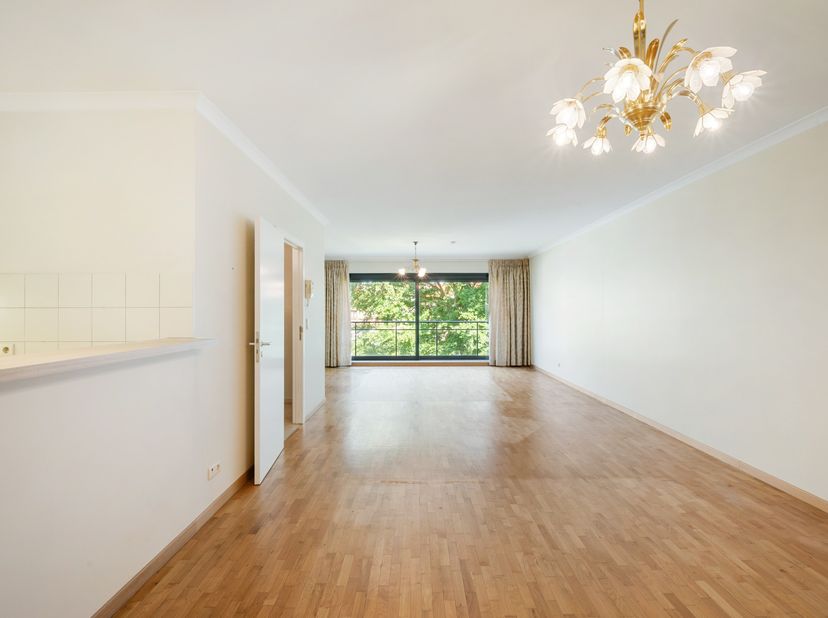 Espace, lumière et sérénité dans un emplacement de choix entre Mortsel et Berchem. Cet appartement prêt à emménager combine un environnement résidenti