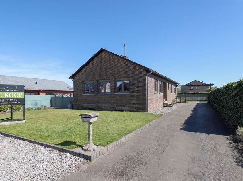 Ruime gelijkvloerse woning met 3 slaapkamers gelegen op een zonovergoten perceel van 7a72ca<br />
Omgeving:<br />
+ Dankzij de nabijheid van de E314 z