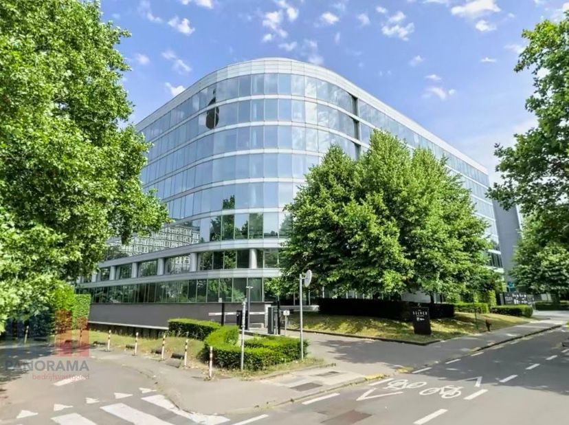 Bureaux prêts à l’emploi de 2.451 m² à louer, faisant partie de l’immeuble de bureaux haut de gamme “Silver Building”.<br />
Le bien bénéficie d’une e