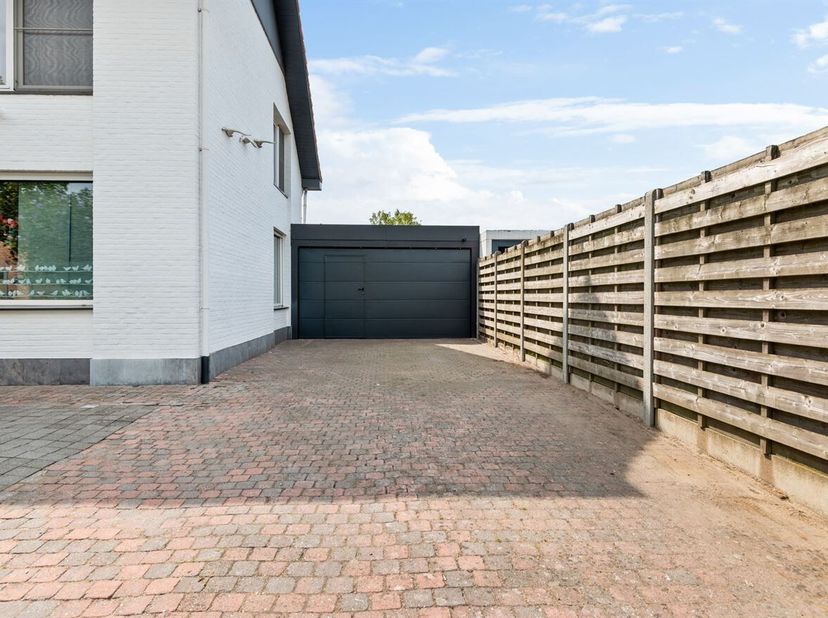 Instapklare energiezuinige woning met 4 slaapkamers, grote inpandige garage en overdekt zwembad, op een rustige ligging<br />
Via de inkomhal met vest