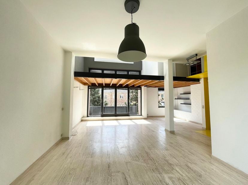 STERREBEEK, vlakbij de BSB en de Duitse School. Charmant WOONHUIS (3 slaapkamers/1 badkamers/2 badkamers) van 170m&amp;sup2; met tuin en buiten parkeerpla