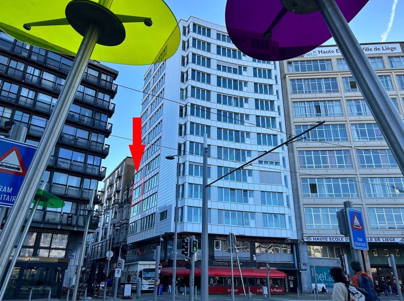 SOUS OPTION !! Bel appartement à rafraîchir de +- 111 m² (d'après titre) au 4ème étage de la résidence "RÉGINA".  Il comprend un sas d'accueil, un vas