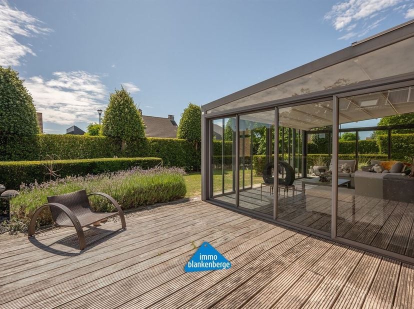 Welkom in deze charmante villa die meteen een gevoel van thuiskomen oproept! Via de inkomhall betreed je de villa en krijg je onmiddellijk een indruk