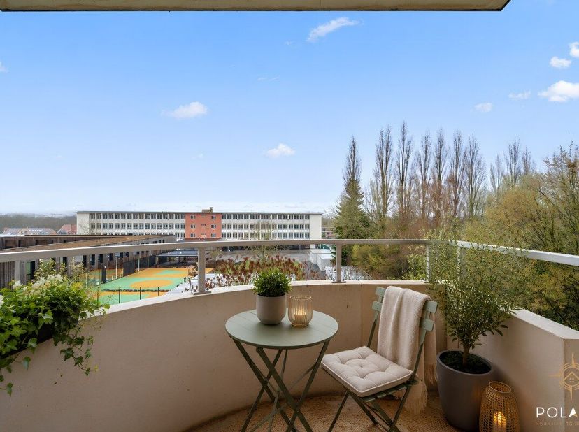Dit aangename appartement bevindt zich op de derde verdieping van een uitstekend onderhouden gebouw met lift, in een rustige en groene woonwijk van he