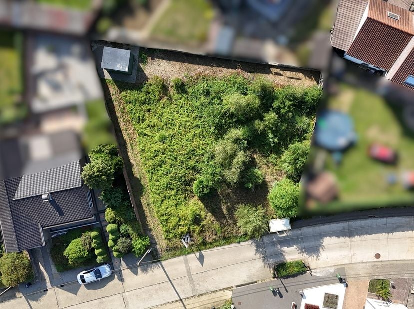 In een charmante en rustige straat te Scherpenheuvel, gelegen in woongebied met landelijk karakter, bevindt zich dit mooi perceel bouwgrond van 5a 50c