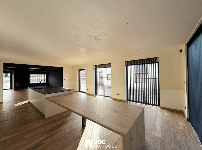 Deze verrassend ruime en energiezuinige halfopen bebouwing (EPC-label B) biedt 183 m² moderne woonkwaliteit op een perceel van 517 m². De woning werd