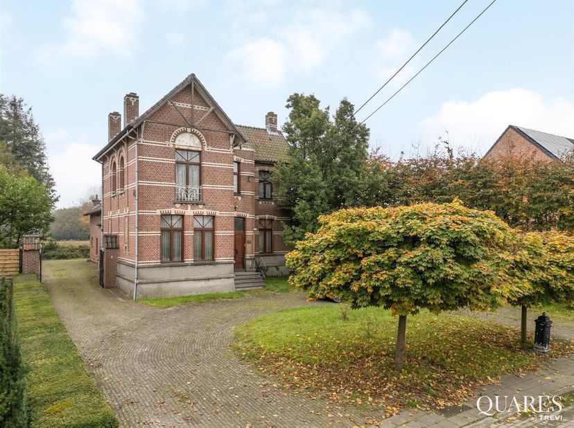 Quares - TREVI Groep presenteert :<br />
Deze statige eigendom is gelegen te Zwijndrecht, vlakbij de belangrijkste in- en uitvalswegen en geeft tevens
