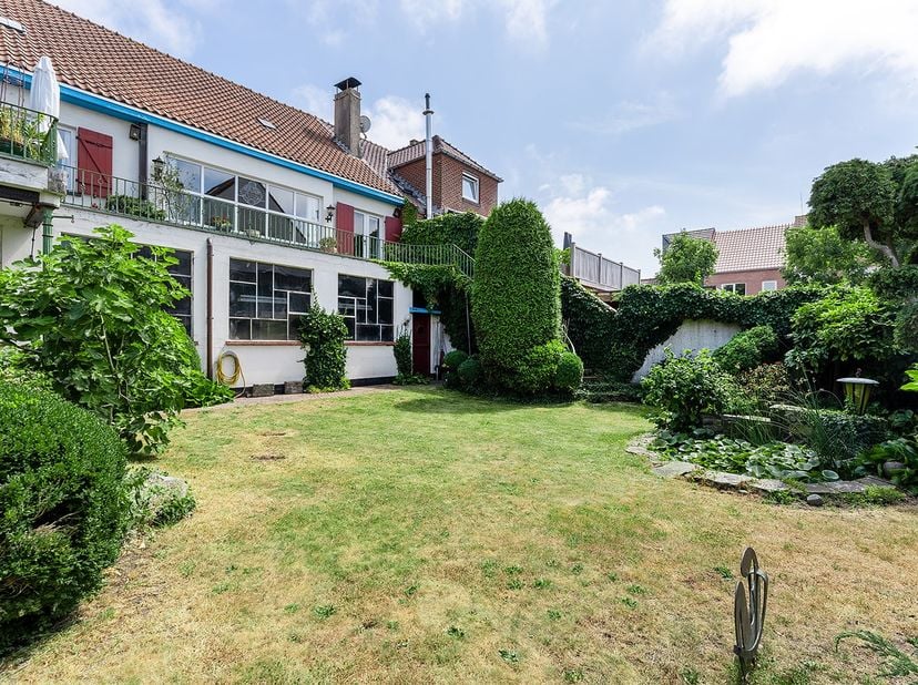Bent u op zoek naar een ruime gezinswoning met tal van mogelijkheden?<br />
Dan is deze uitzonderlijke eigendom beslist een bezoek waard.<br />
Dankzi