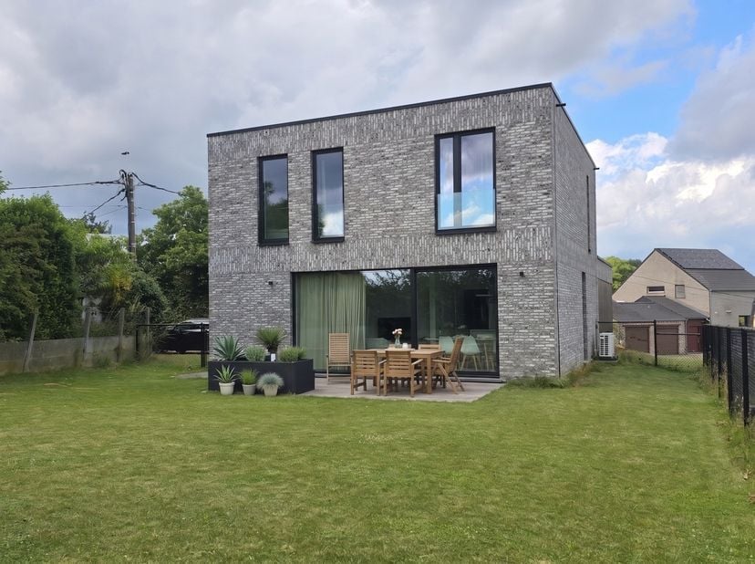 Bij het betreden van de woning kom je binnen in een uitnodigende inkomhal met aangrenzend een toilet. Via de inkomhal bereikt men een gezellige woonka
