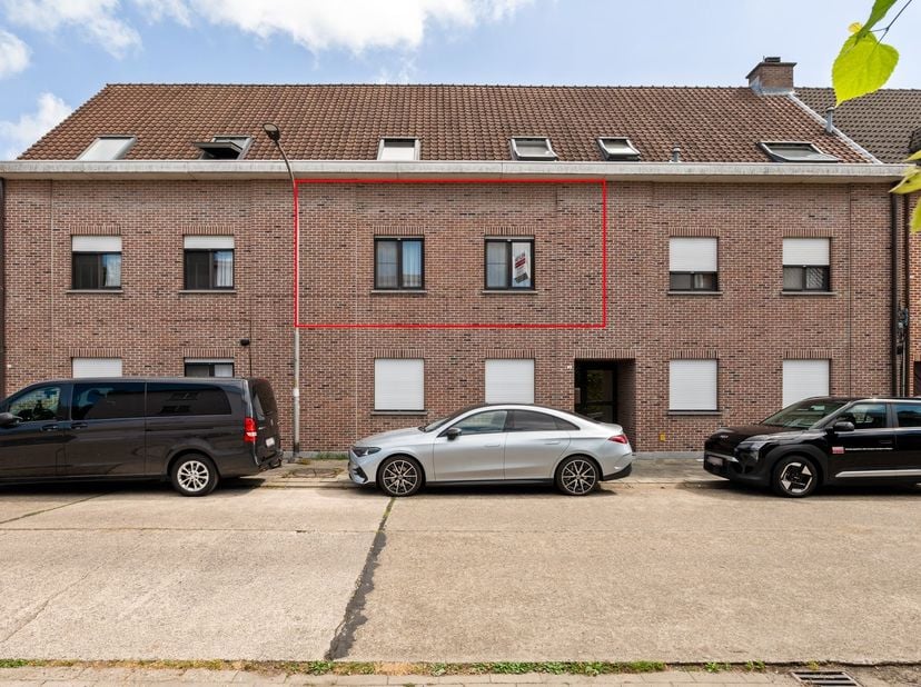 Ligging: Rustig gelegen in Brasschaat, nabij winkels, scholen, horeca en dagelijkse voorzieningen. Goede bereikbaarheid van het centrum en omliggende